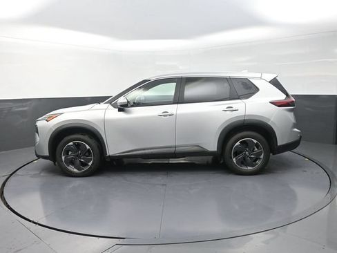 Used 2025 Nissan Rogue SV FWD image 4