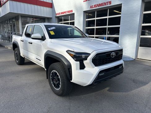 Used 2024 Toyota Tacoma TRD Off-Road w/ TRD Off Road Upgrade Package AWD/4WD image 1