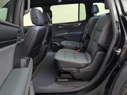 Used 2025 GMC Acadia AT4 w/ Luxury Package image 11