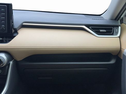 Used 2020 Toyota RAV4 XLE Premium image 21