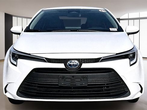 Used 2025 Toyota Corolla LE w/ LE Premium Package image 2