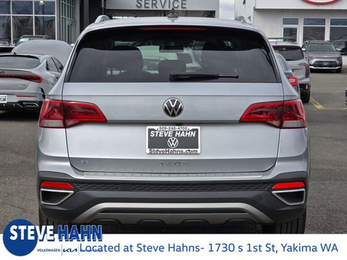 Used 2022 Volkswagen Taos SE image 4