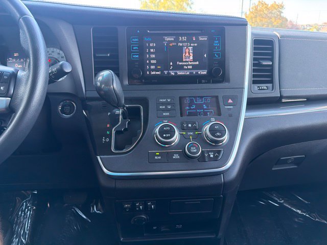 Used 2017 Toyota Sienna SE Premium FWD image 24