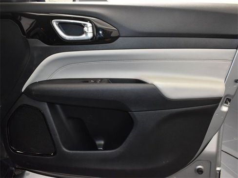 Used 2022 Jeep Compass Limited image 13