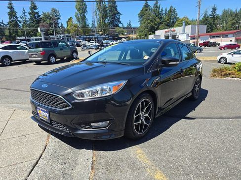 Used 2015 Ford Focus SE w/ SE Sport Package FWD image 3