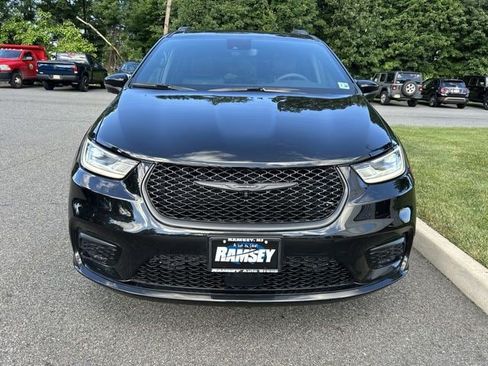 Used 2023 Chrysler Pacifica Touring-L w/ S Appearance Package AWD/4WD image 3