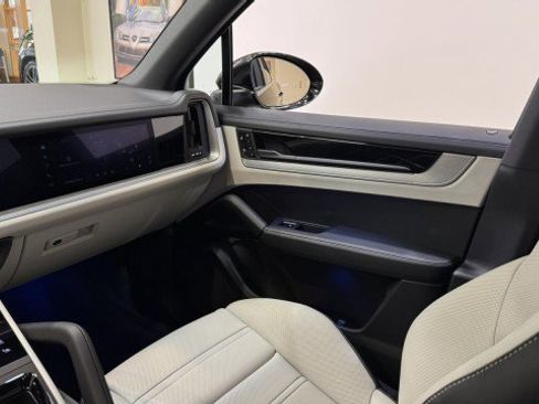 Used 2026 Porsche Cayenne image 10