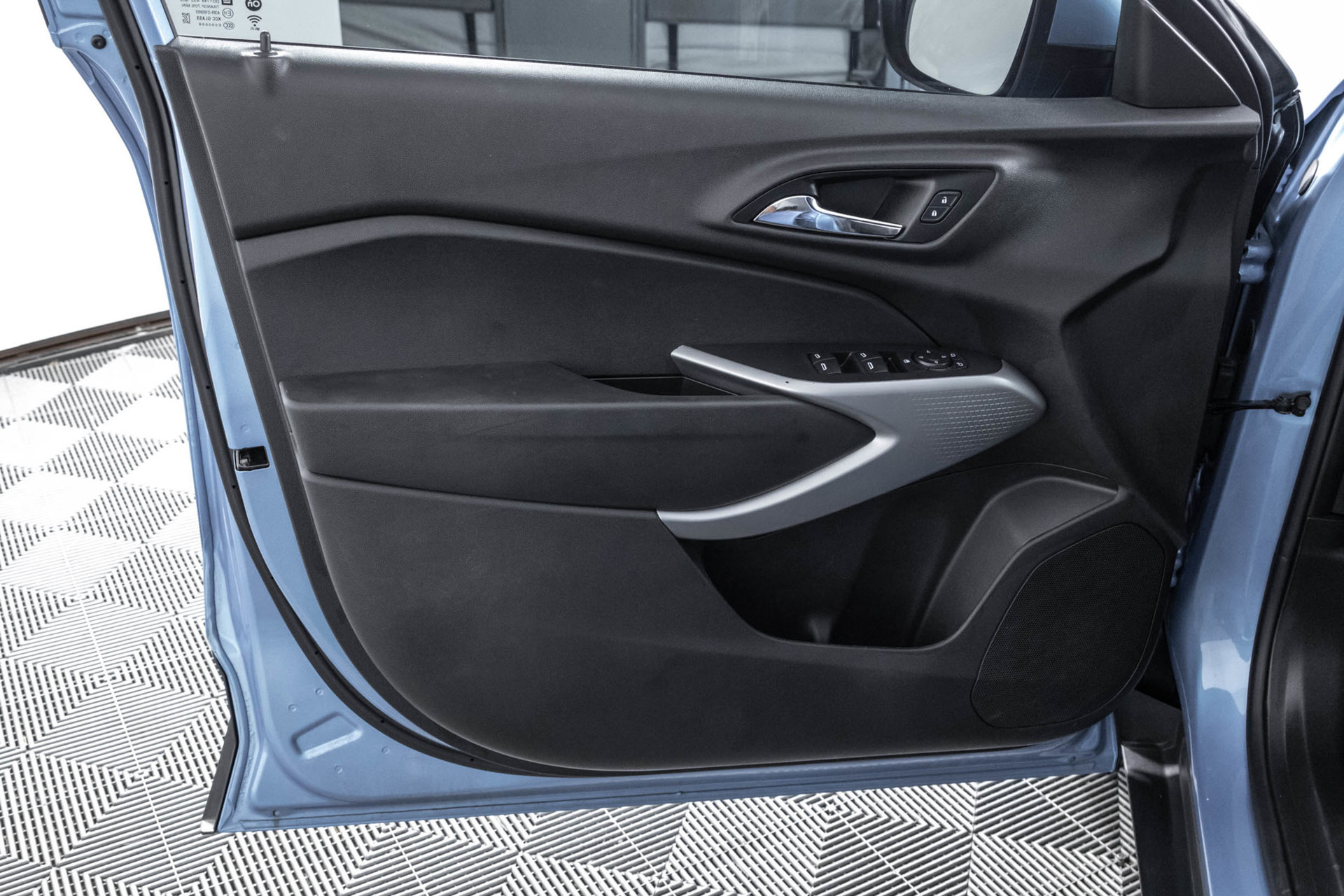 Used 2025 Chevrolet Trax LS w/ LS Convenience Package FWD image 34