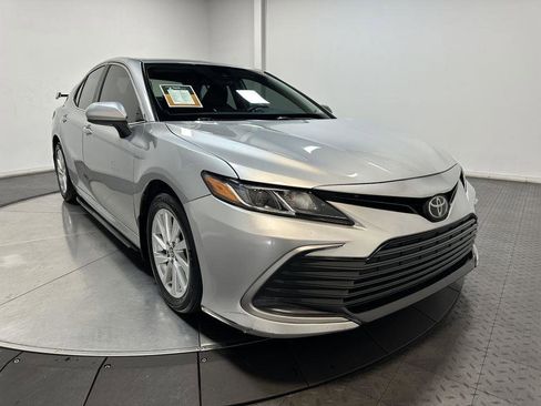 Used 2022 Toyota Camry LE image 2