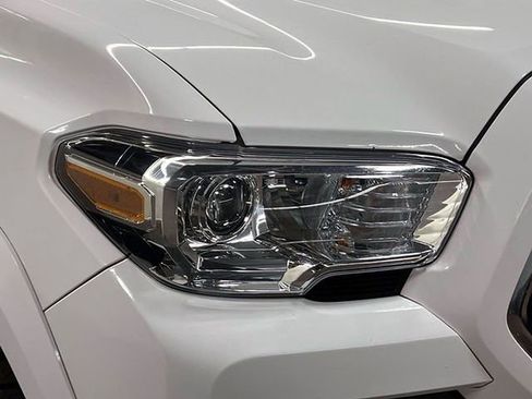 Used 2022 Toyota Tacoma SR5 AWD/4WD image 9