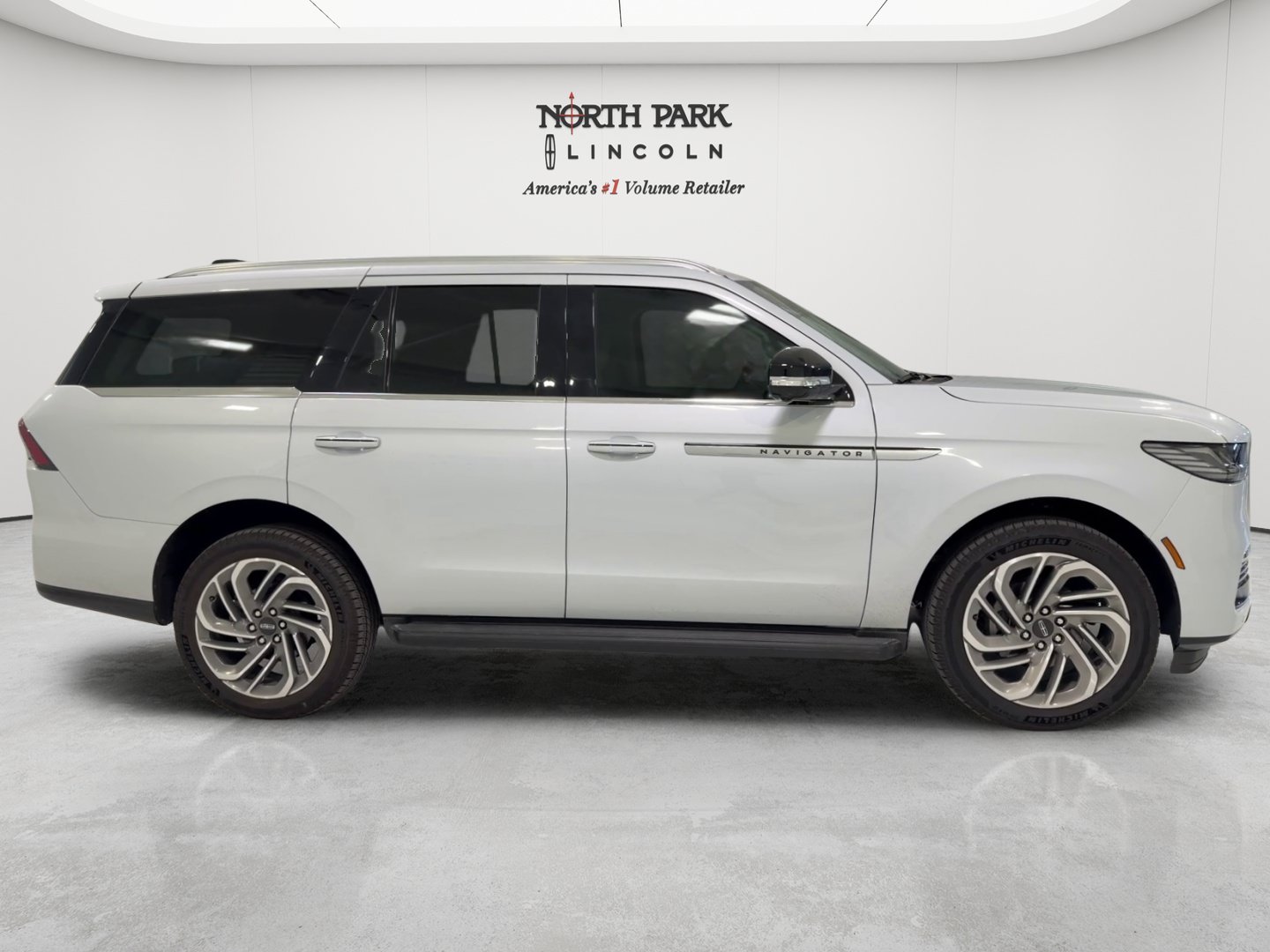 Used 2026 Lincoln Navigator Premiere AWD/4WD image 6