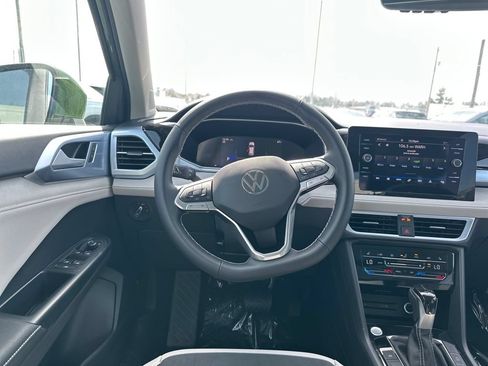 Used 2026 Volkswagen Taos SE AWD/4WD image 16
