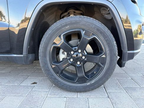 Used 2019 Jeep Grand Cherokee Laredo AWD/4WD image 8