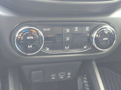 Used 2021 Chevrolet TrailBlazer LT w/ Premium Seating Package AWD/4WD image 35