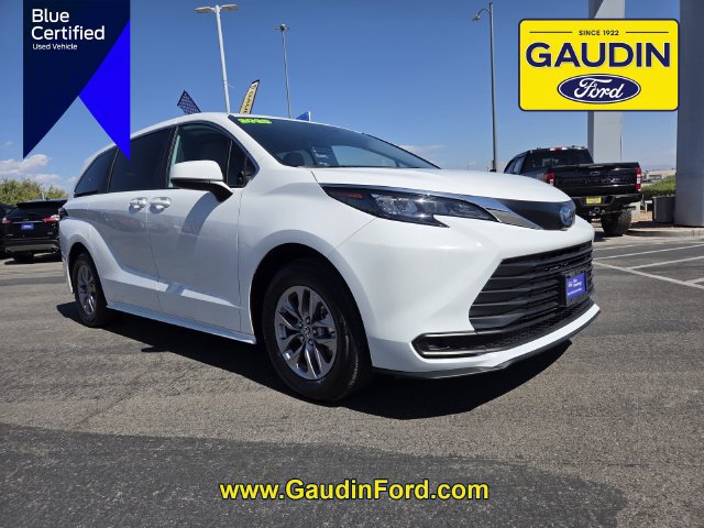 Used 2025 Toyota Sienna LE FWD image 1