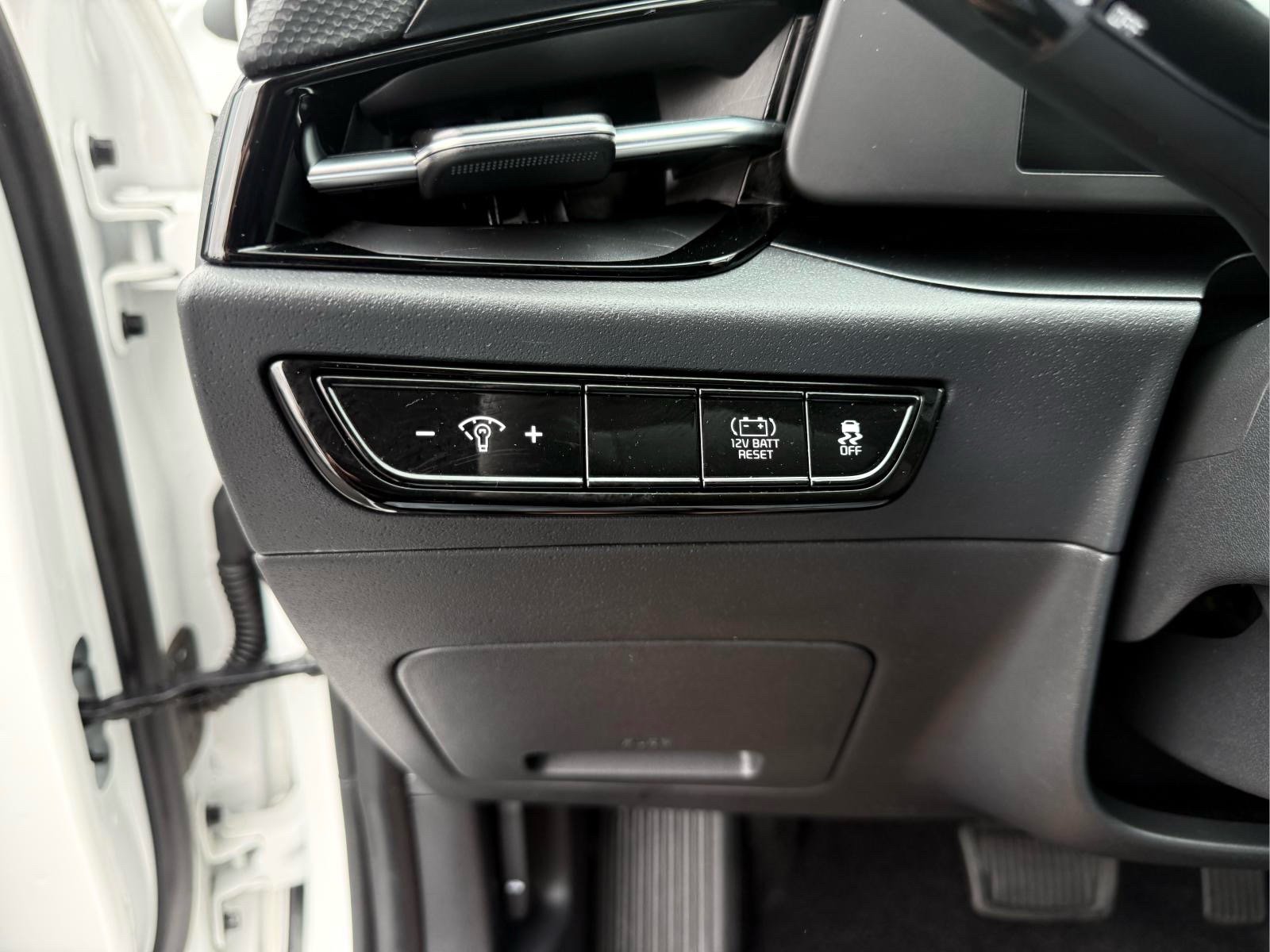 Used 2025 Kia Niro LX FWD image 16