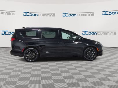 New 2027 Chrysler Pacifica Limited w/ Family Tech Group