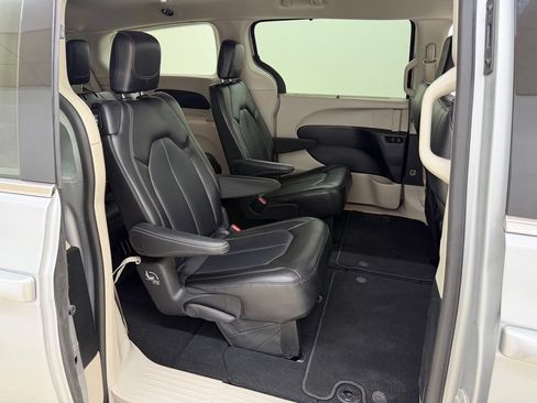 Used 2024 Chrysler Pacifica Touring-L FWD image 14