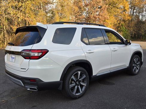 New 2025 Honda Pilot Touring image 3