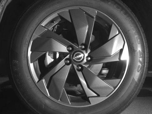 Used 2025 Nissan Rogue SV AWD/4WD image 12
