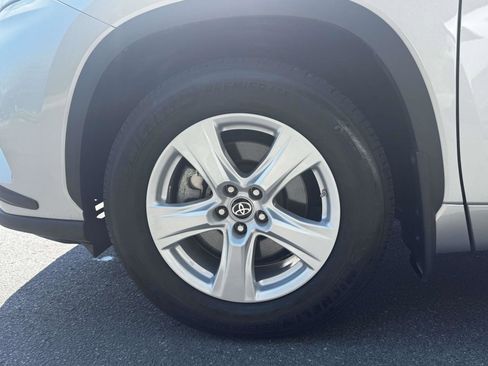 Used 2024 Toyota Highlander LE FWD image 9