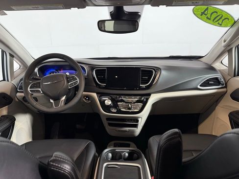 Certified 2024 Chrysler Pacifica Touring-L image 17