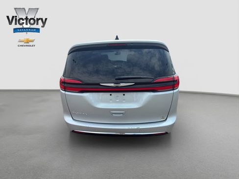 Used 2024 Chrysler Pacifica Touring-L FWD image 6