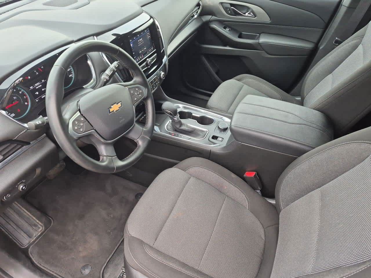 Used 2023 Chevrolet Traverse LT FWD image 2