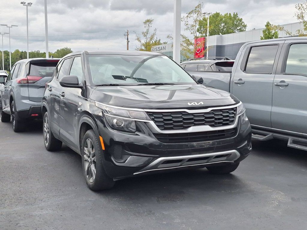 Used 2023 Kia Seltos LX AWD/4WD image 1