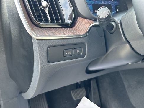 Certified 2023 Volvo XC60 T8 Ultimate w/ Climate Package AWD/4WD image 17