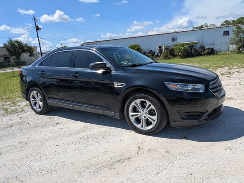 Used 2017 Ford Taurus SE FWD image 2
