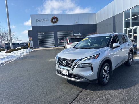 Used 2021 Nissan Rogue SV image 3