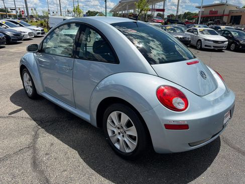 Used 2009 Volkswagen Beetle Coupe FWD image 3