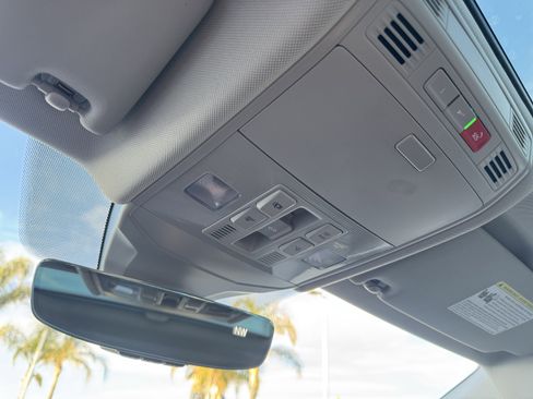 Used 2024 Volkswagen Jetta SE w/ Panoramic Sunroof Package image 31