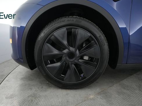 Used 2024 Tesla Model Y 2WD image 19