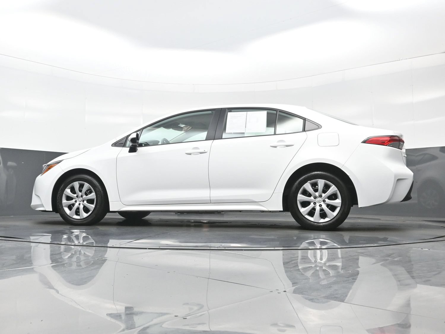 Used 2025 Toyota Corolla LE FWD image 27
