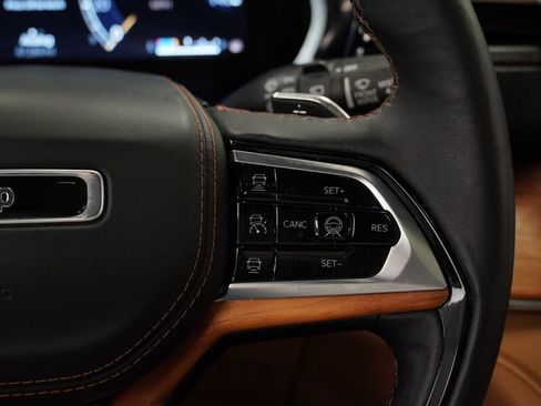 Certified 2025 Jeep Grand Cherokee Summit AWD/4WD image 40