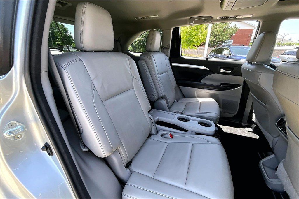 Used 2017 Toyota Highlander XLE AWD/4WD image 30