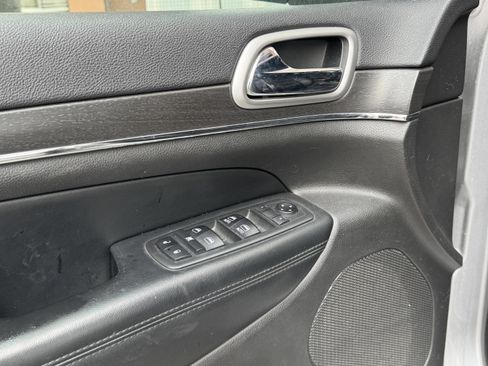 Used 2018 Jeep Grand Cherokee Limited image 16