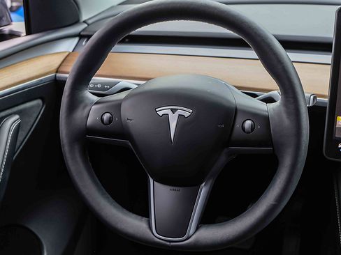 Used 2023 Tesla Model Y AWD image 12
