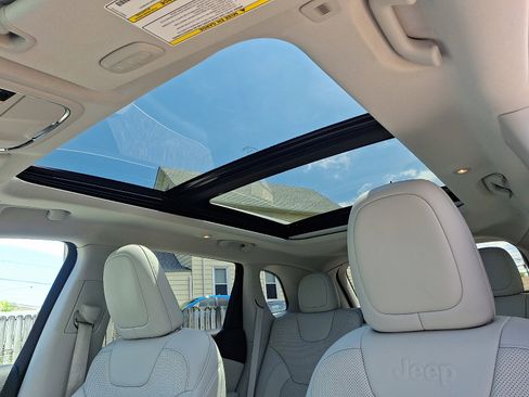 Used 2019 Jeep Cherokee Limited w/ Technology Group image 14