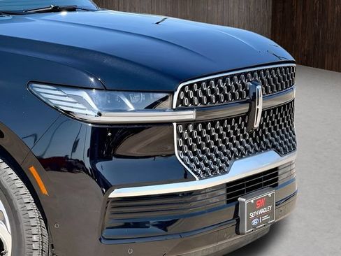 Used 2025 Lincoln Navigator Reserve AWD/4WD image 9