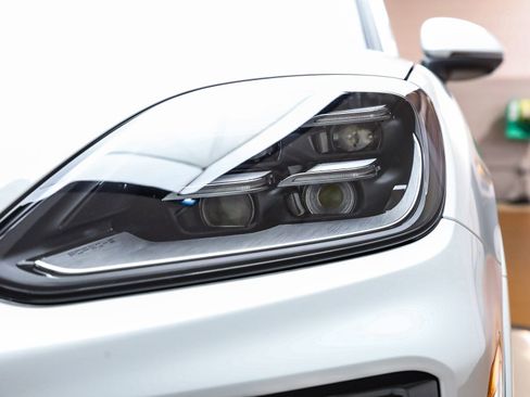 Used 2025 Porsche Cayenne image 11