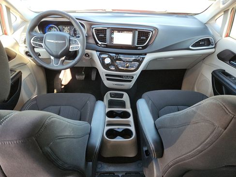 Used 2023 Chrysler Voyager LX image 11