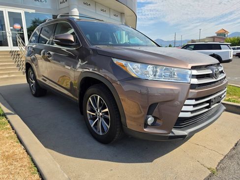 Used 2019 Toyota Highlander XLE AWD/4WD image 3