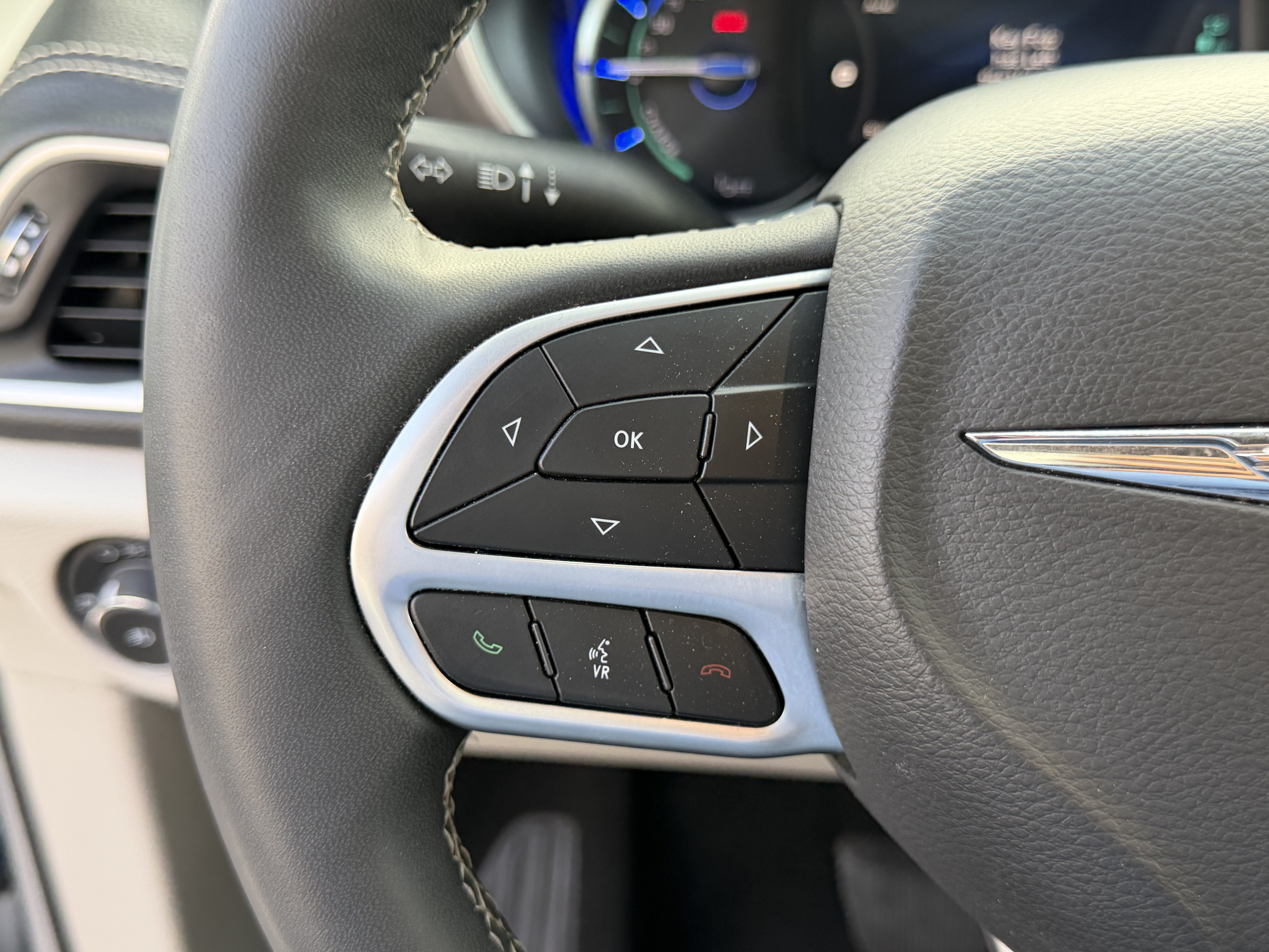 Certified 2024 Chrysler Pacifica Limited FWD image 27