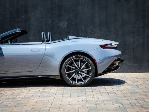 Used 2022 Aston Martin DB11 Coupe RWD image 19