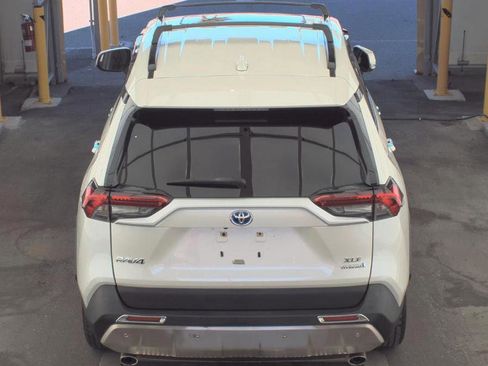 Used 2021 Toyota RAV4 XLE Premium image 4