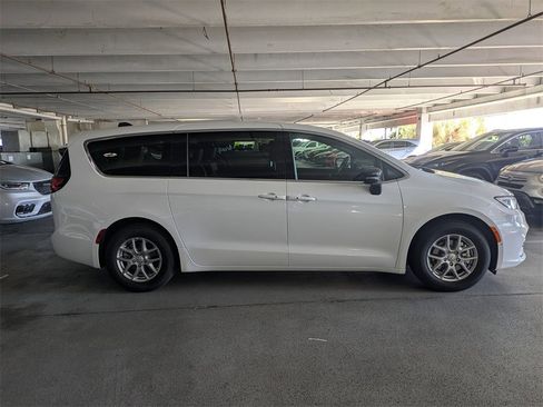 New 2026 Chrysler Pacifica Select image 4