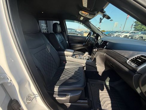 Used 2021 Jeep Grand Cherokee Laredo AWD/4WD image 40